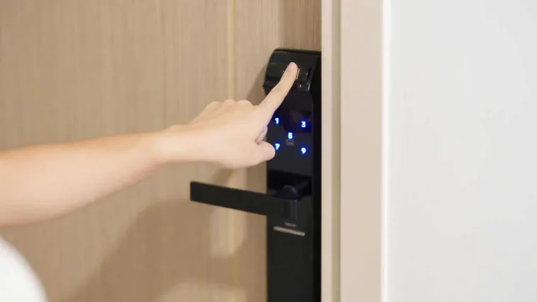 מה ההבדל בין דלת חכמה לדלת רגילה